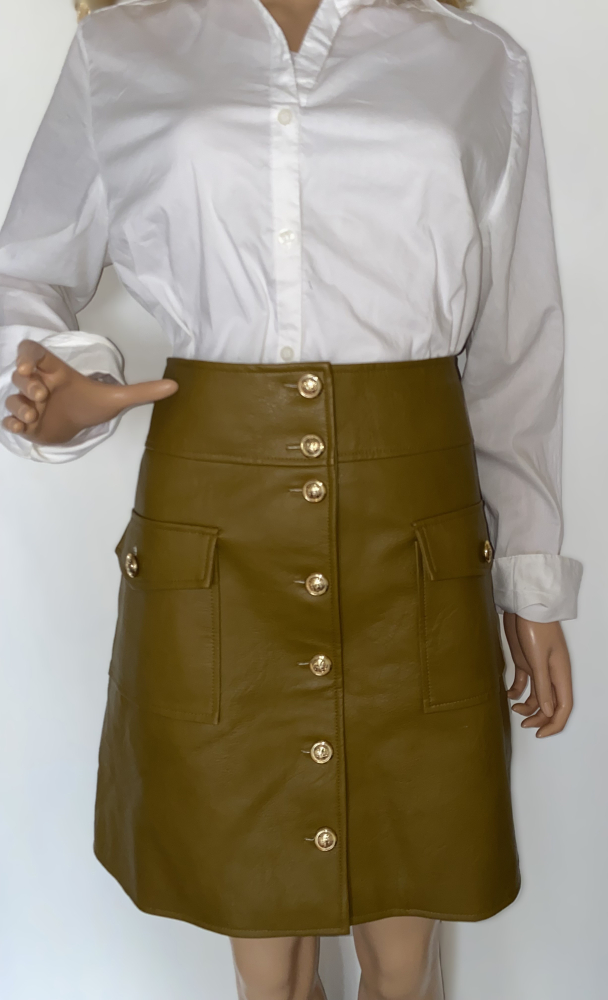 Bőrszoknya arany gombokkal