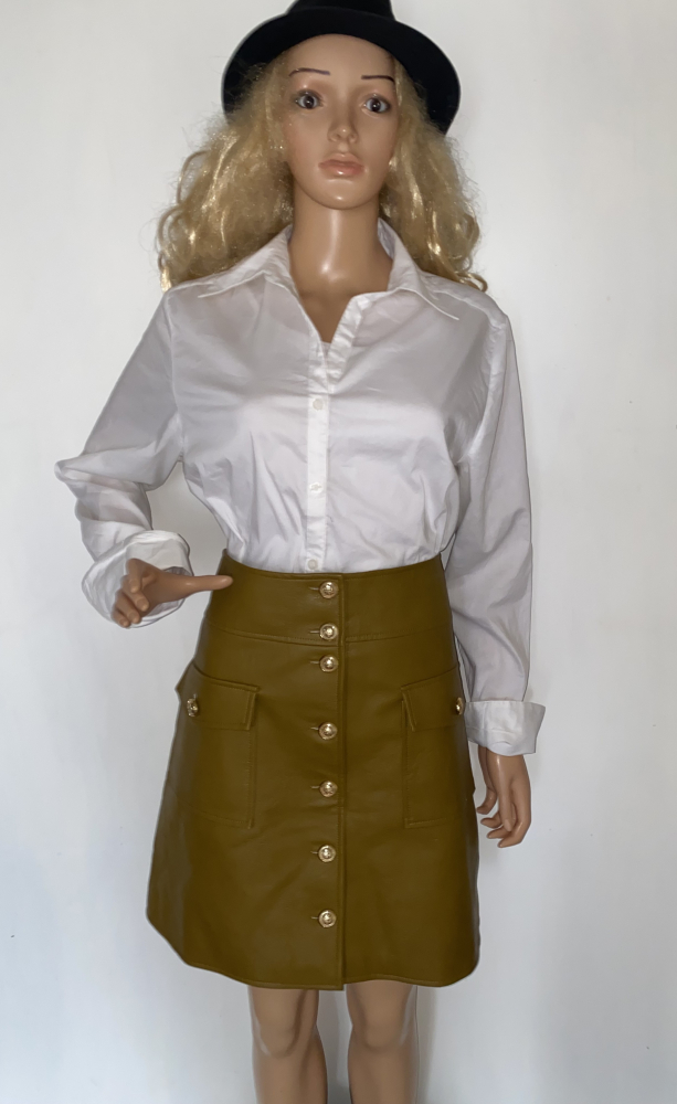 Bőrszoknya arany gombokkal