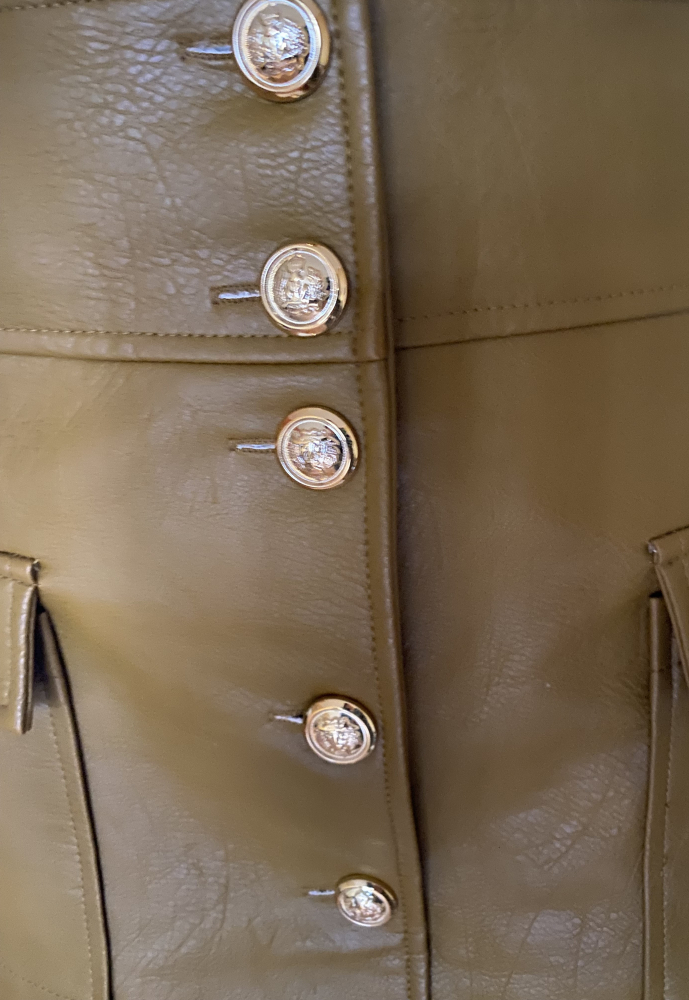 Bőrszoknya arany gombokkal